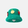 Chapeau cloche en crochet brodé de baies Chapeau cloche en crochet brodé de baies