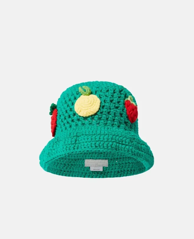 Chapeau cloche en crochet brodé de baies Chapeau cloche en crochet brodé de baies
