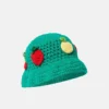 Chapeau cloche en crochet brodé de baies Chapeau cloche en crochet brodé de baies