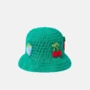 Chapeau cloche en crochet brodé de baies Chapeau cloche en crochet brodé de baies