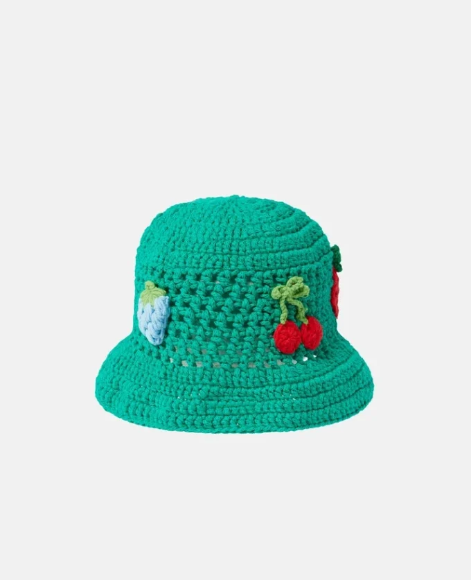 Chapeau cloche en crochet brodé de baies Chapeau cloche en crochet brodé de baies