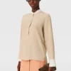 Chemise à col grand-père et empiècements contrastés Chemise à col grand-père et empiècements contrastés