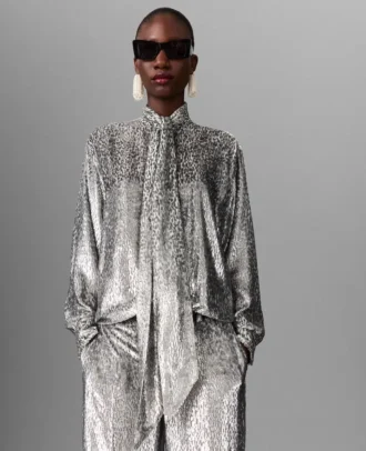 Chemise à col noué en velours métallisé