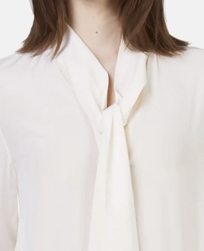 Chemise en crêpe de Chine de soie à nœud lavallière Chemise en crêpe de Chine de soie à nœud lavallière