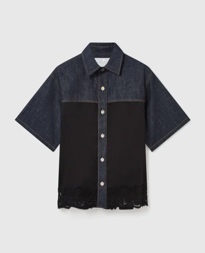 Chemise en denim à manches courtes et empiècements en satin Chemise en denim à manches courtes et empiècements en satin