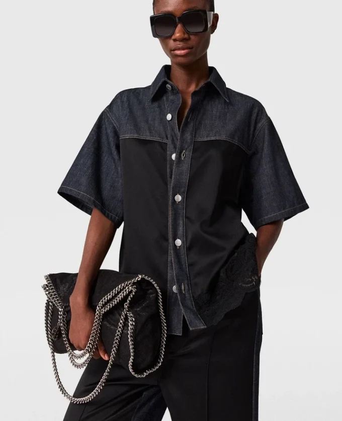Chemise en denim à manches courtes et empiècements en satin Chemise en denim à manches courtes et empiècements en satin