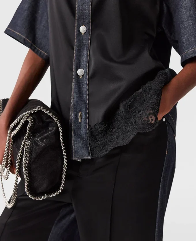 Chemise en denim à manches courtes et empiècements en satin Chemise en denim à manches courtes et empiècements en satin