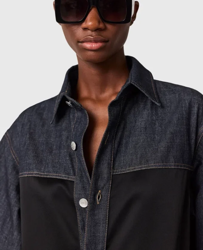 Chemise en denim à manches courtes et empiècements en satin Chemise en denim à manches courtes et empiècements en satin