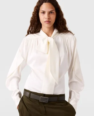 Chemise à manches longues avec col cravate et épaulettes