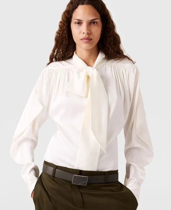 Chemise à manches longues avec col cravate et épaulettes Chemise à manches longues avec col cravate et épaulettes