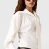 Chemise à manches longues avec col cravate et épaulettes Chemise à manches longues avec col cravate et épaulettes