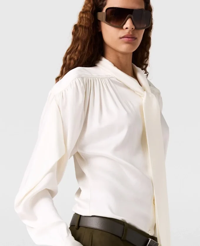 Chemise à manches longues avec col cravate et épaulettes Chemise à manches longues avec col cravate et épaulettes