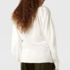 Chemise à manches longues avec col cravate et épaulettes Chemise à manches longues avec col cravate et épaulettes