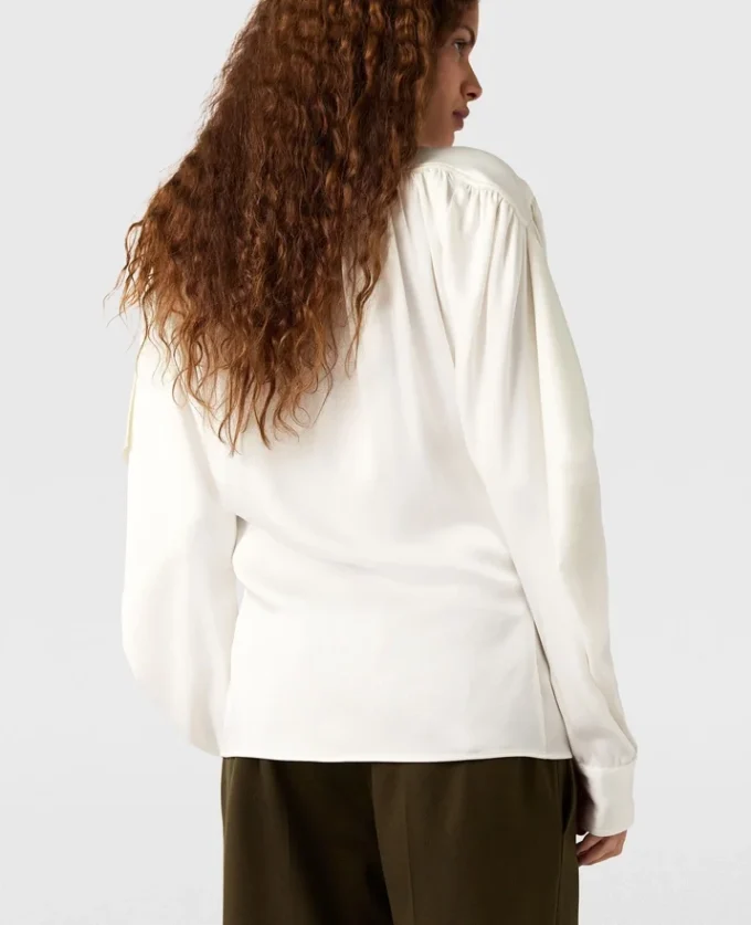 Chemise à manches longues avec col cravate et épaulettes Chemise à manches longues avec col cravate et épaulettes