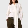 Chemise à manches longues avec col cravate et épaulettes Chemise à manches longues avec col cravate et épaulettes