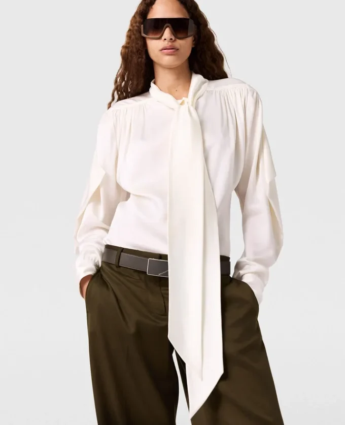 Chemise à manches longues avec col cravate et épaulettes Chemise à manches longues avec col cravate et épaulettes