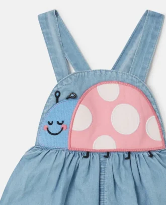 Combinaison en denim brodée de coccinelles