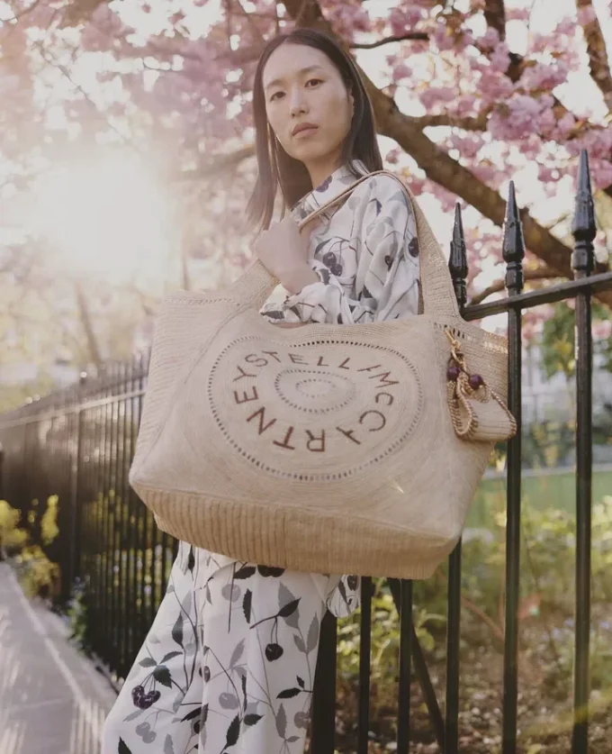 Grand sac fourre-tout en raphia avec logo