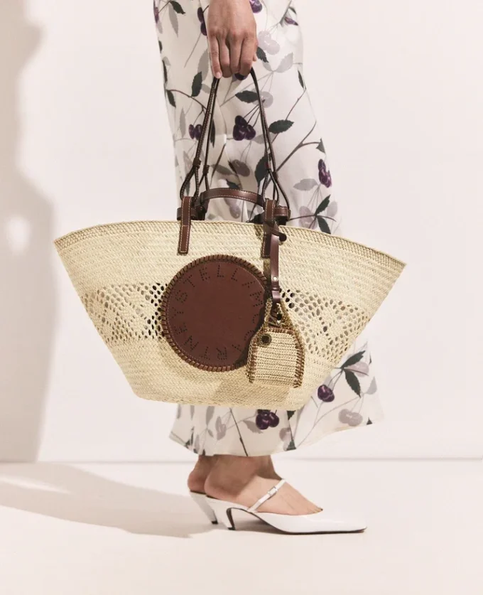 Grand sac fourre-tout en raphia crocheté avec logo