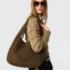 Grand sac hobo en daim avec logo Grand sac hobo en daim avec logo