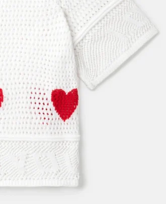 Haut à manches courtes et cœur crocheté