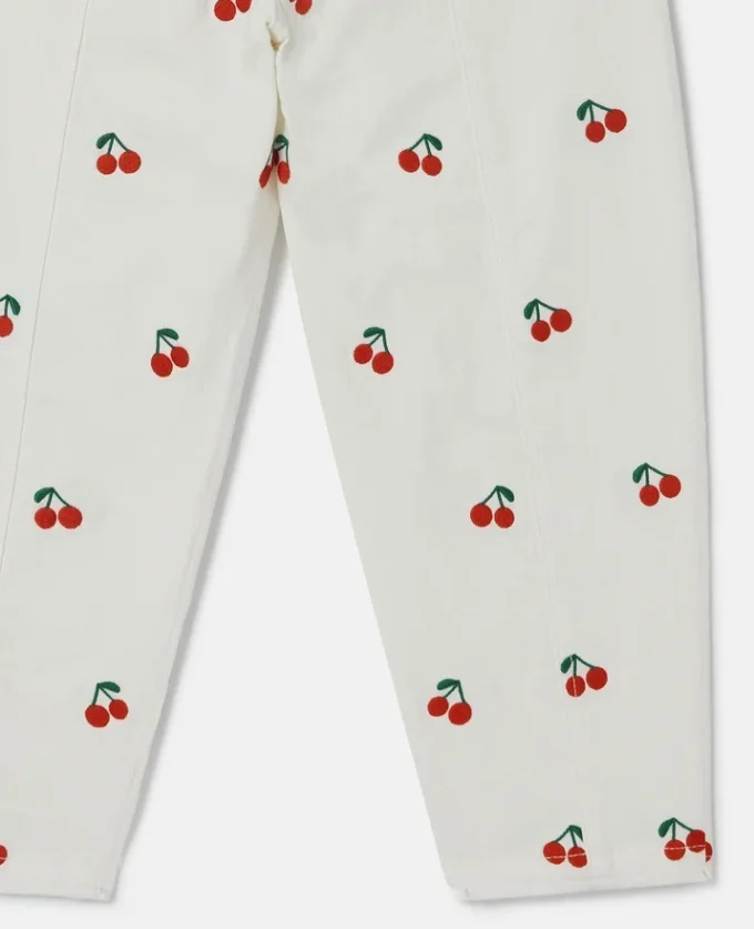 Jean brodé de cerises Jean brodé de cerises