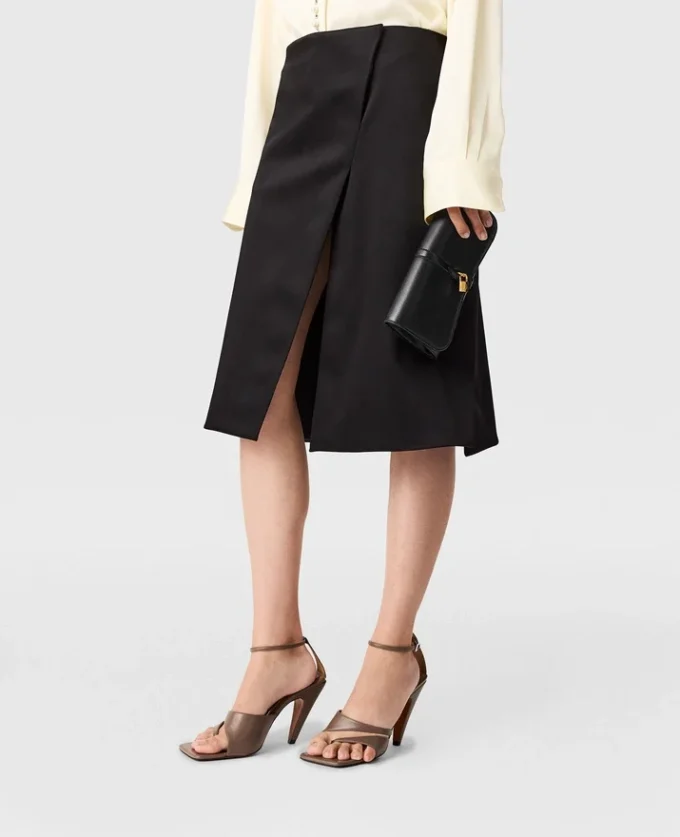 Jupe midi en satin ajustée Jupe midi en satin ajustée