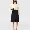 Jupe midi en satin ajustée Jupe midi en satin ajustée