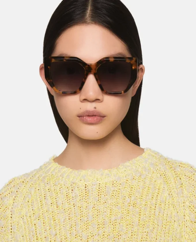 Lunettes de soleil carrées à monture épaisse et forme œil-de-chat Lunettes de soleil carrées à monture épaisse et forme œil-de-chat