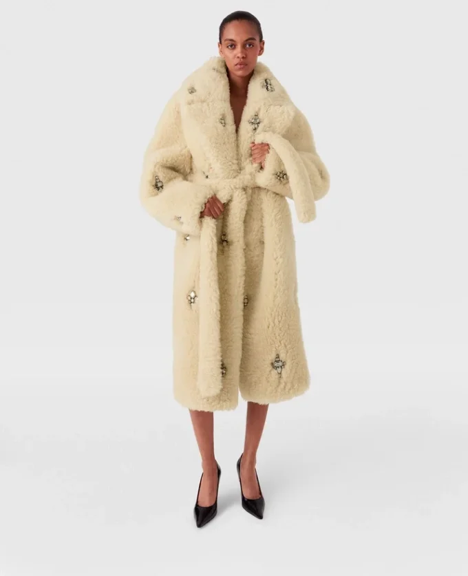 Manteau en peluche orné de cristaux Manteau en peluche orné de cristaux