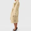 Manteau en peluche orné de cristaux Manteau en peluche orné de cristaux