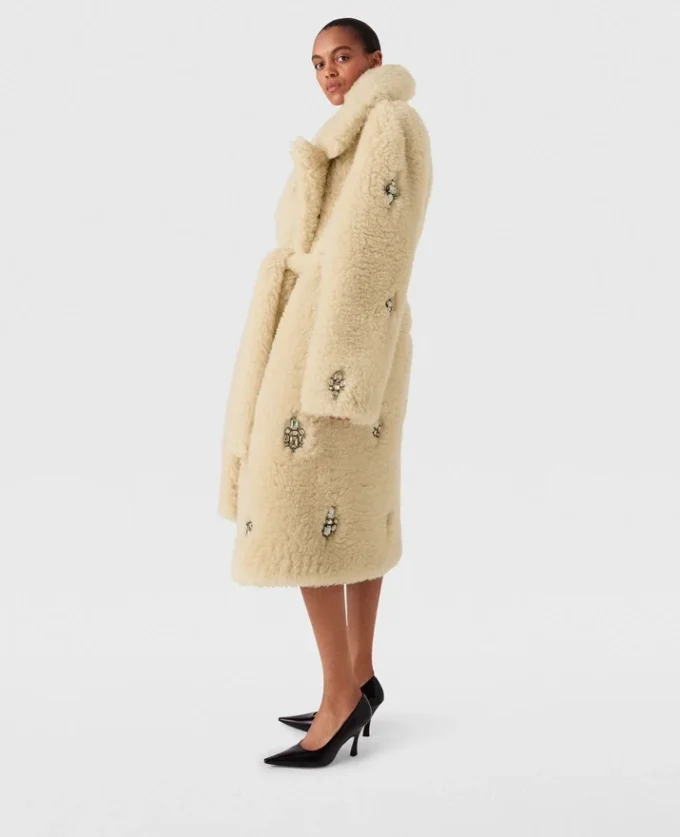 Manteau en peluche orné de cristaux Manteau en peluche orné de cristaux