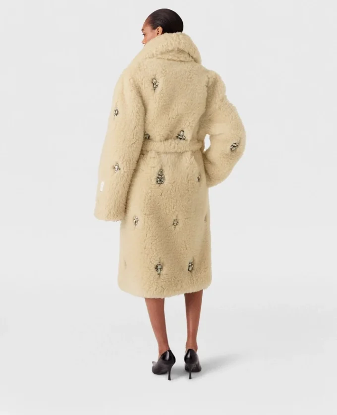 Manteau en peluche orné de cristaux Manteau en peluche orné de cristaux