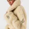 Manteau en peluche orné de cristaux Manteau en peluche orné de cristaux