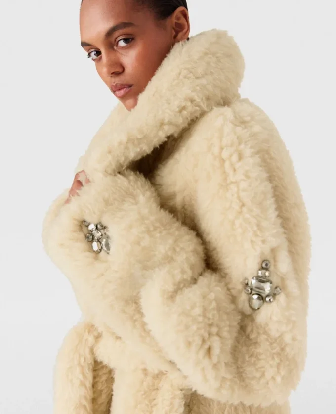 Manteau en peluche orné de cristaux Manteau en peluche orné de cristaux