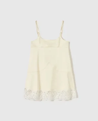 Mini-robe en satin à bordures en dentelle