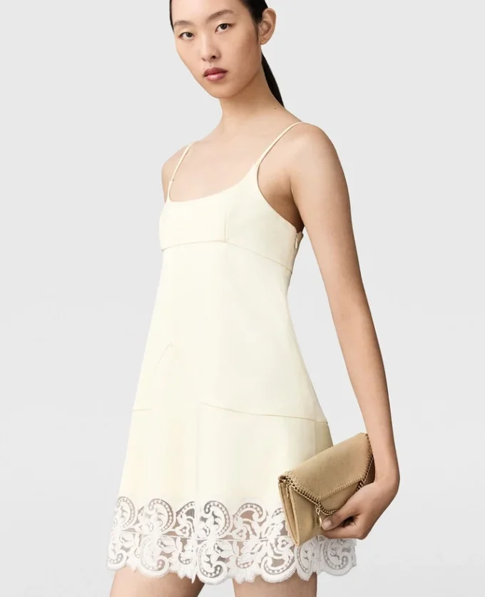 Mini-robe en satin à bordures en dentelle Mini-robe en satin à bordures en dentelle