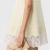 Mini-robe en satin à bordures en dentelle Mini-robe en satin à bordures en dentelle