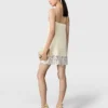 Mini-robe en satin à bordures en dentelle Mini-robe en satin à bordures en dentelle