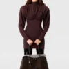 Mini-robe plissée à col haut et manches longues Mini-robe plissée à col haut et manches longues