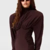 Mini-robe plissée à col haut et manches longues Mini-robe plissée à col haut et manches longues
