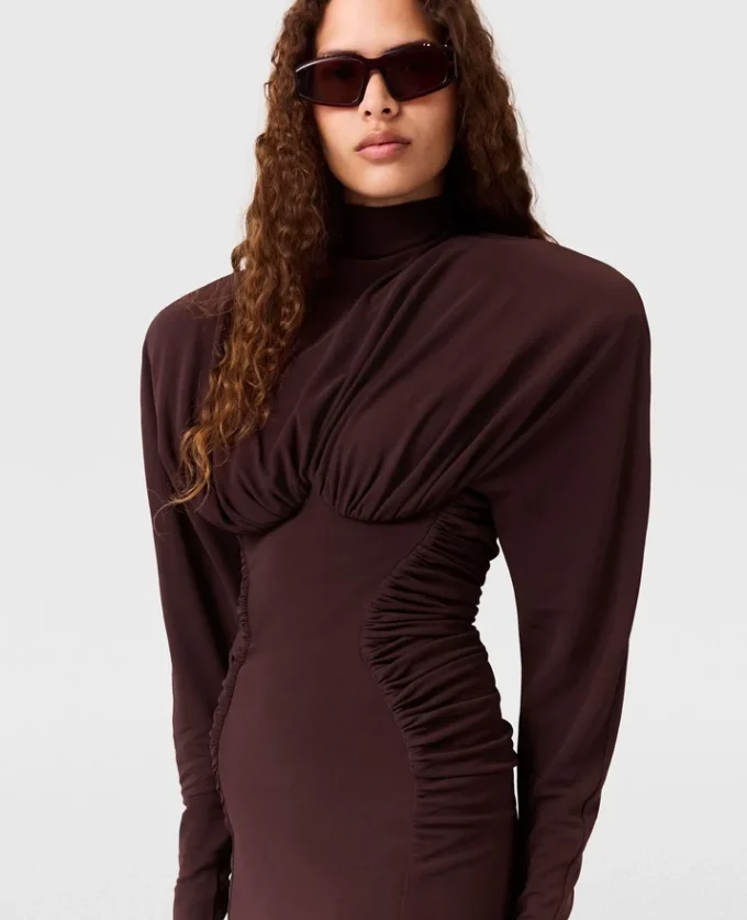 Mini-robe plissée à col haut et manches longues Mini-robe plissée à col haut et manches longues