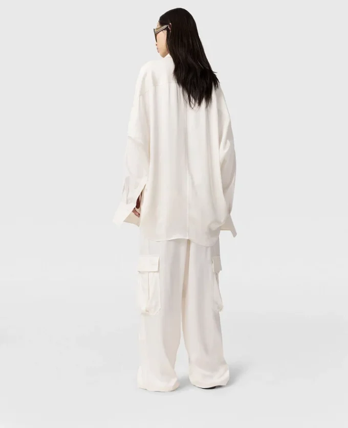 Pantalon cargo ample à empiècements en satin Pantalon cargo ample à empiècements en satin