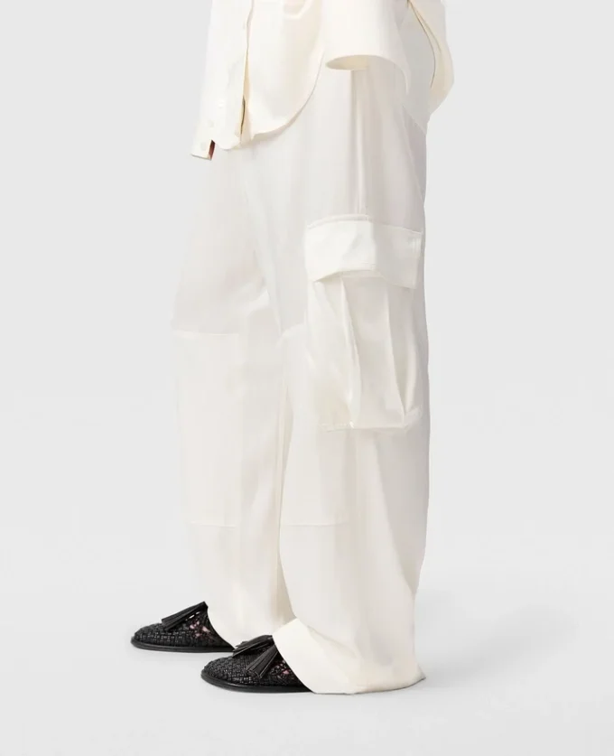 Pantalon cargo ample à empiècements en satin Pantalon cargo ample à empiècements en satin
