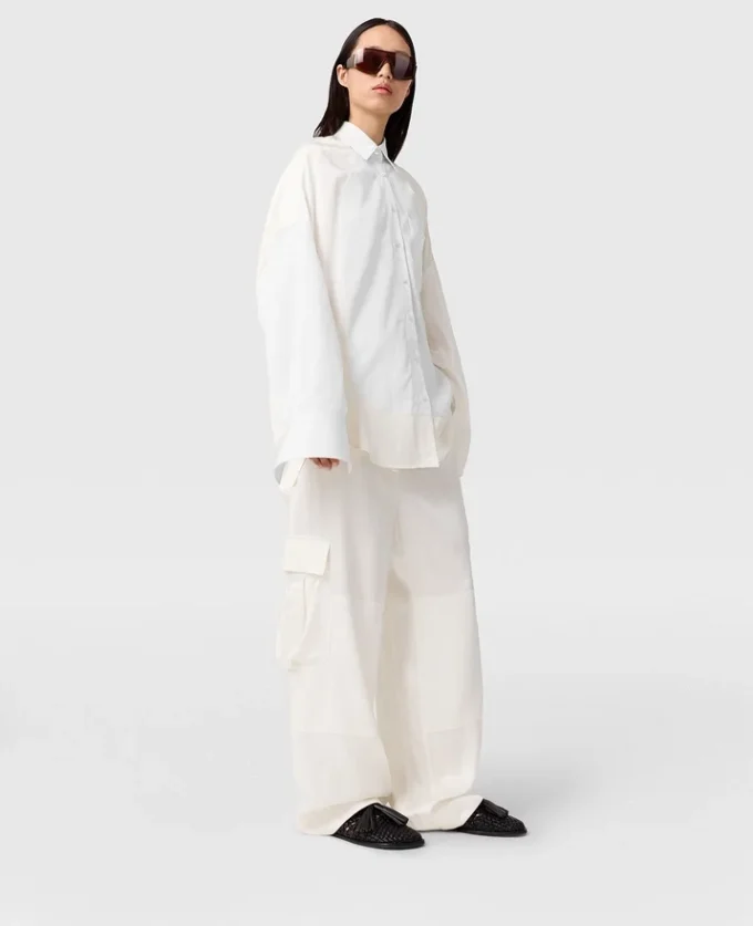 Pantalon cargo ample à empiècements en satin Pantalon cargo ample à empiècements en satin