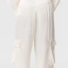 Pantalon cargo ample à empiècements en satin Pantalon cargo ample à empiècements en satin