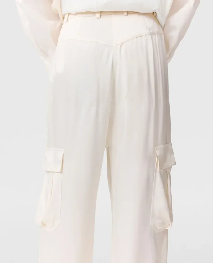 Pantalon cargo ample à empiècements en satin Pantalon cargo ample à empiècements en satin