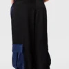 Pantalon cargo oversize en satin Pantalon cargo oversize en satin