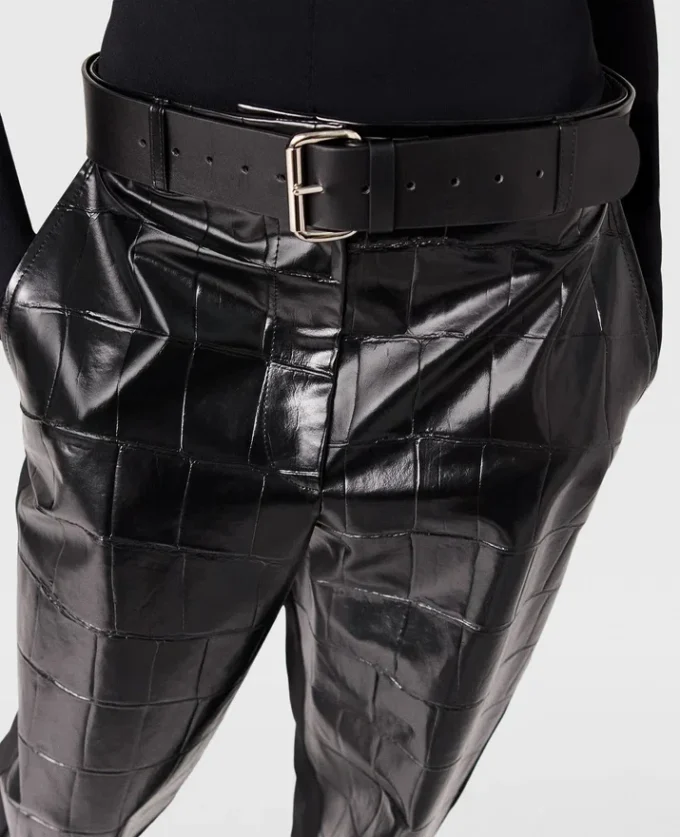 Pantalon droit à motif crocodile en relief Pantalon droit à motif crocodile en relief