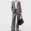 Pantalon droit à pinces et à rayures fines Pantalon droit à pinces et à rayures fines